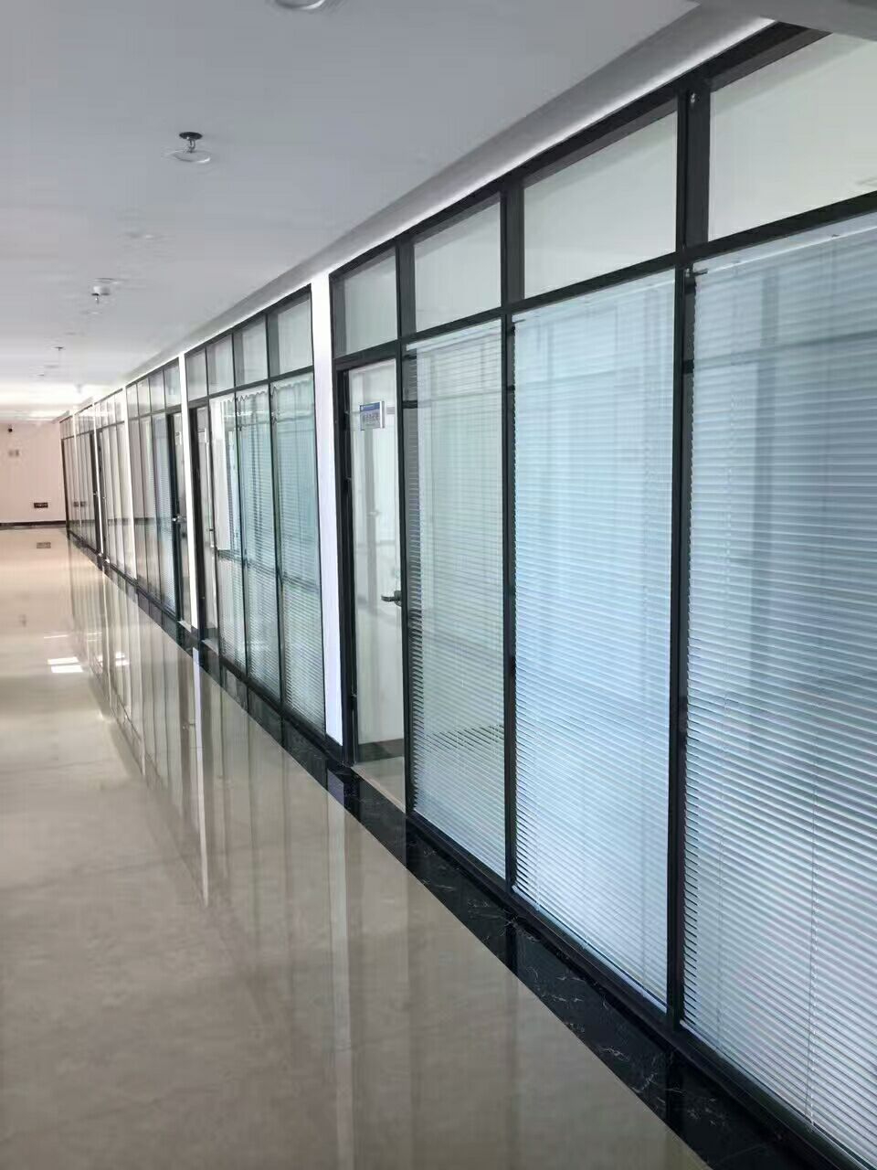 西寧安裝玻璃隔斷多少錢？——西寧辦公室玻璃隔斷墻